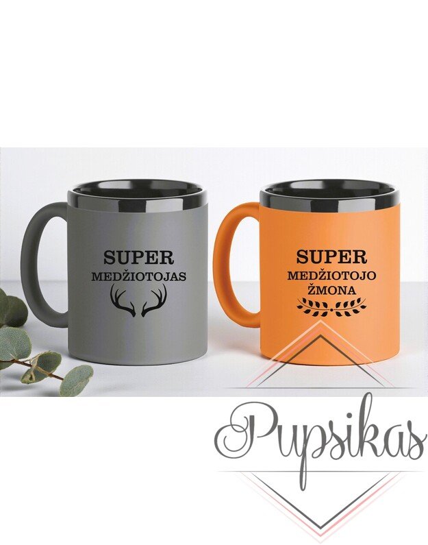 DOVANŲ RINKINYS SU GRAVIRUOTAIS PUODELIAIS „SUPER MEDŽIOTOJAS IR SUPER MEDŽIOTOJO ŽMONA“