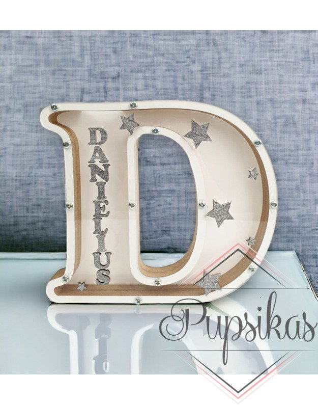 BALTA, MEDINĖ TAUPYKLĖ SU RAIDE D (SU PASIRINKTA RAIDE IR VARDU)