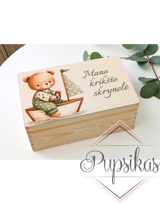 Medinė krikštadėžė su spauda „Meškiukas laive“