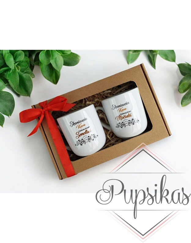DOVANŲ RINKINYS SU PUODELIAIS „SKANIAUSIA KAVA GERIAUSIAM SENELIUI“ IR „SKANIAUSIA KAVA GERIAUSIAI MOČIUTEI“ (290ML)