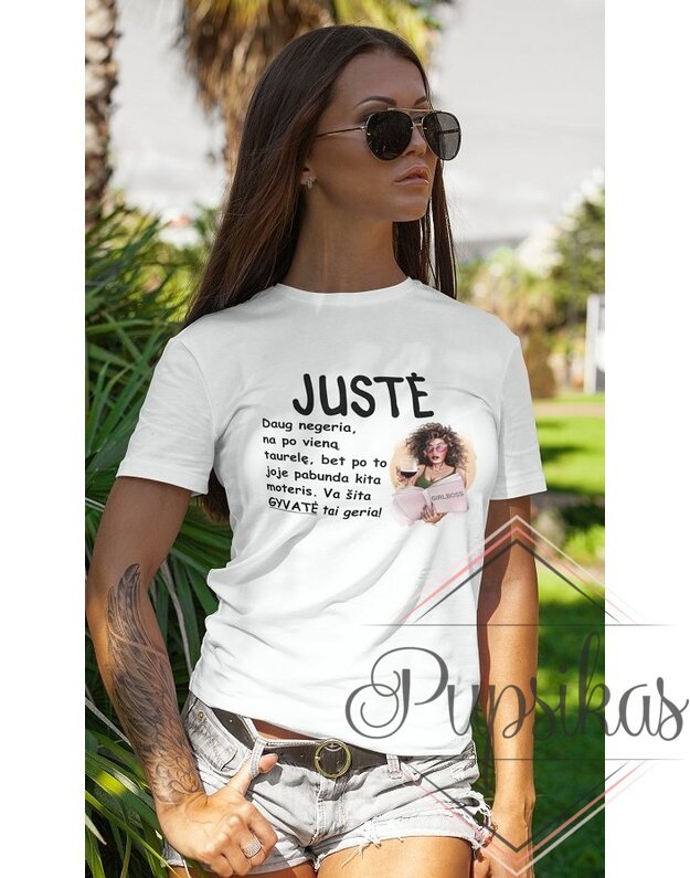 Moteriški marškinėliai „Justė daug negeria...“ (Su jūsų pasirinktu vardu)